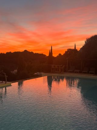 🌅 Coucher de soleil à l’Auberge U Sirenu…
Quand le ciel s’embrase, la piscine devient un miroir de feu et la soirée promet d’être inoubliable ✨💦

Venez partager avec nous ces instants magiques en Corse du Sud 💛

#AubergeUSirenu #Sartène #CorseDuSud #SunsetLovers #DolceVita #lacorsedesorigines #viaghjaincorsica #piscine #usirenusartene #aubergeusirenu #momentdetente