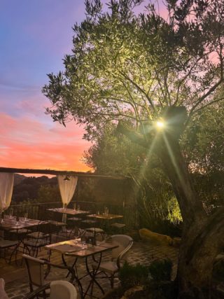 📣 L’auberge U Sirenu recrute !

Nous recherchons un(e) serveur(se) à partir d’octobre 2025 pour rejoindre notre équipe familiale à Sartène.

👉 Poste à temps plein
👉 Expérience en service appréciée, mais motivation et sérieux avant tout
👉 Bonne présentation et sens du contact avec la clientèle indispensables

📍 Lieu : Auberge U Sirenu – Sartène (Corse-du-Sud)
www.usirenu.fr 

Si tu es intéressé(e), contacte-nous par:
- message privé 
- 📧 auberge.usirenu@wanadoo.fr
- 📞 0614357341

Rejoins notre équipe conviviale et dynamique ! ✨

#aubergeusirenu #usirenu #usirenusartene #sartene #recrutement #2025