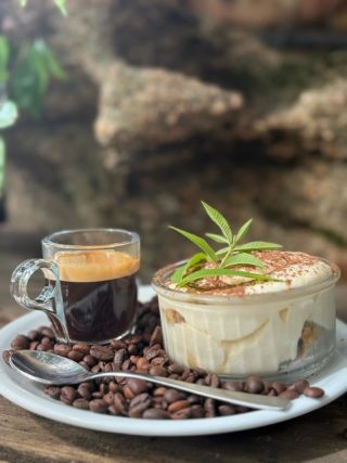 ✨ Pause gourmande à l’auberge ✨
Un espresso corsé, un tiramisu onctueux fait maison… et l’instant devient parfait.

Parce qu’ici, chaque détail compte : du grain de café jusqu’à la cuillère de douceur. 🤎

📍 Auberge U Sirenu – Sartène

#café #tiramisu #faitmaison #corsedusud #pausegourmande #aubergeusirenu #usirenusartene #sartene #sartenaisvalinco #lacorsedesorigines #aubergefamiliale #aubergecorse #restauranttraditionnel